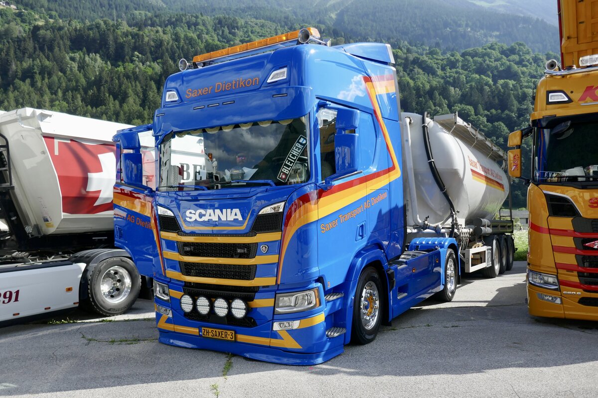 Ein Scania mit Siloauflieger von Saxer Dietikon der am 14.7.24 beim Trucker Treffen in Ambri steht.