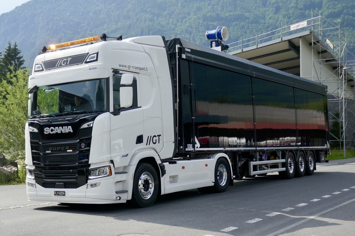 Ein Scania Sattelzug von GT Transport der am 28.6.24 zum Trucker Festival fährt in Bönigen.