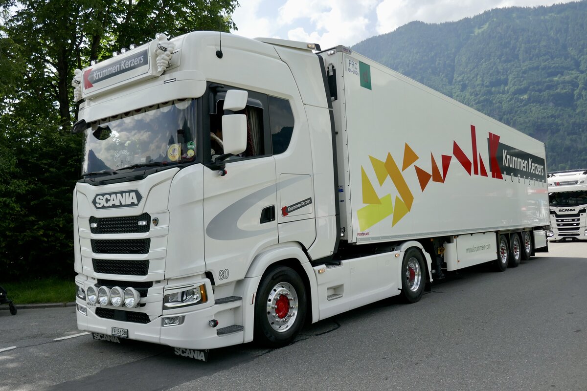 Ein Scania Sattelzug von Krummen Kerzers der am 28.6.24 auf die Einfahrt aufs Trucker Festival Gelände wartet in Bönigen.