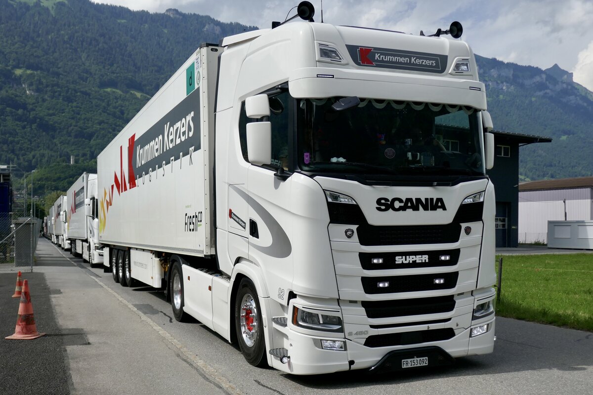 Ein Scania Sattelzug von Krummen Kerzers der am 28.6.24 zum Trucker Festival unterwegs ist in Bönigen.