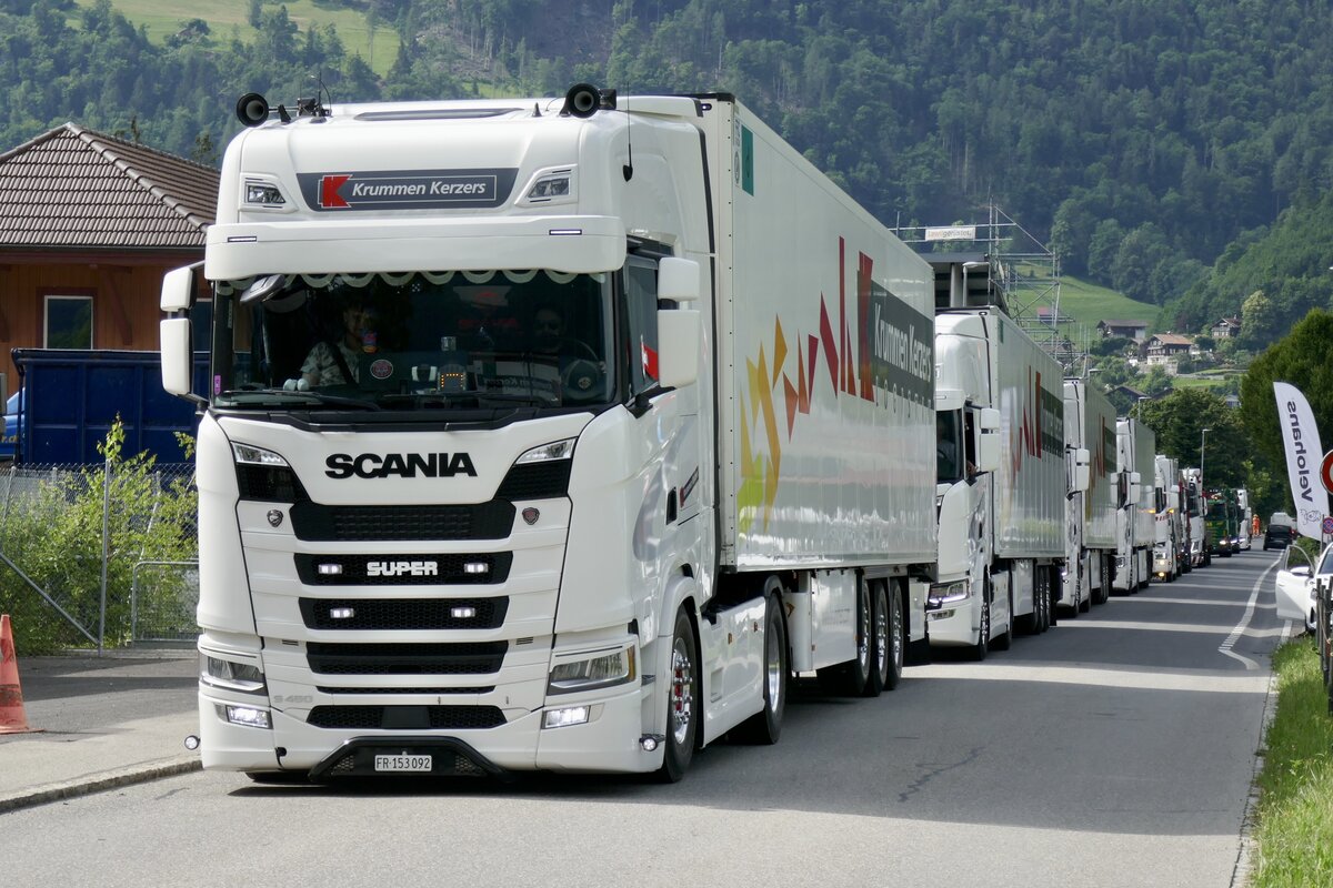 Ein Scania Sattelzug mit weiteren LKW von Krummen Kerzers die am 28.6.24 in Bönigen auf Weiterfahrt zum Trucker Fwstival Gelände warten.