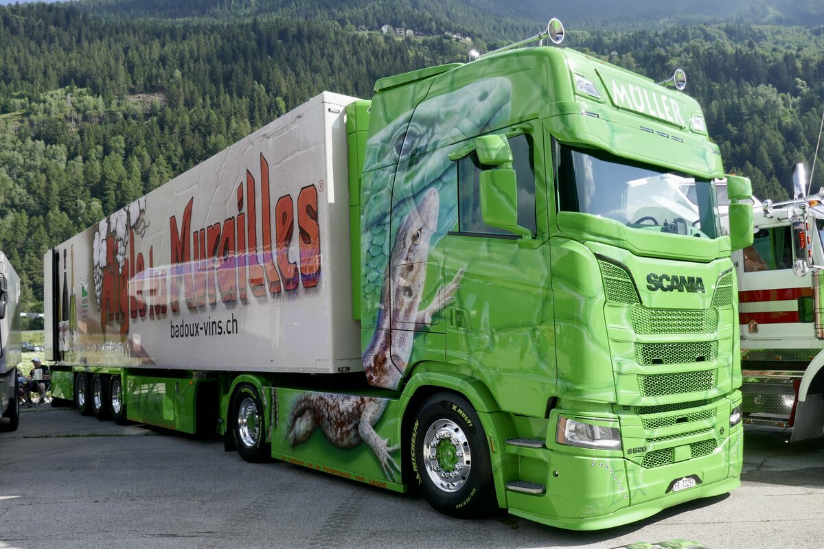 Ein Scania Sattelzug von Müller Ermensee der am 14.7.24 beim Trucker Treffen in Ambri steht.