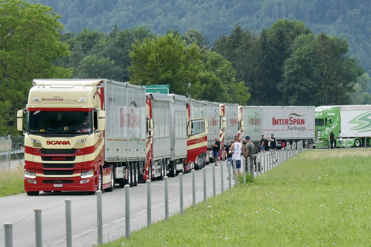 Ein Scania Sattelzug und weitere LKW von Interspan die am 28.6.24 vor dem Trucker Festival Gelände stehen in Bönigen.