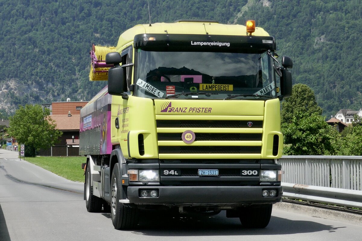 Ein Scania Tunnelreinigungsfahrzeug von Franz Pfister auf der Autobahnbrücke in Matten b. Interlaken.