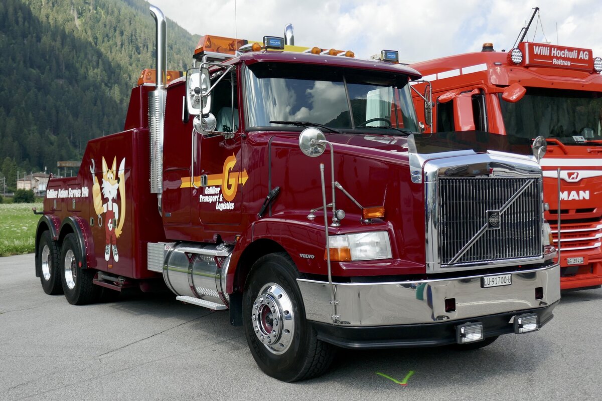 Ein Volvo Abschlepper von Galliker der am 14.7.24 beim Trucker Treffen auf dem Flugplatz Ambri steht.