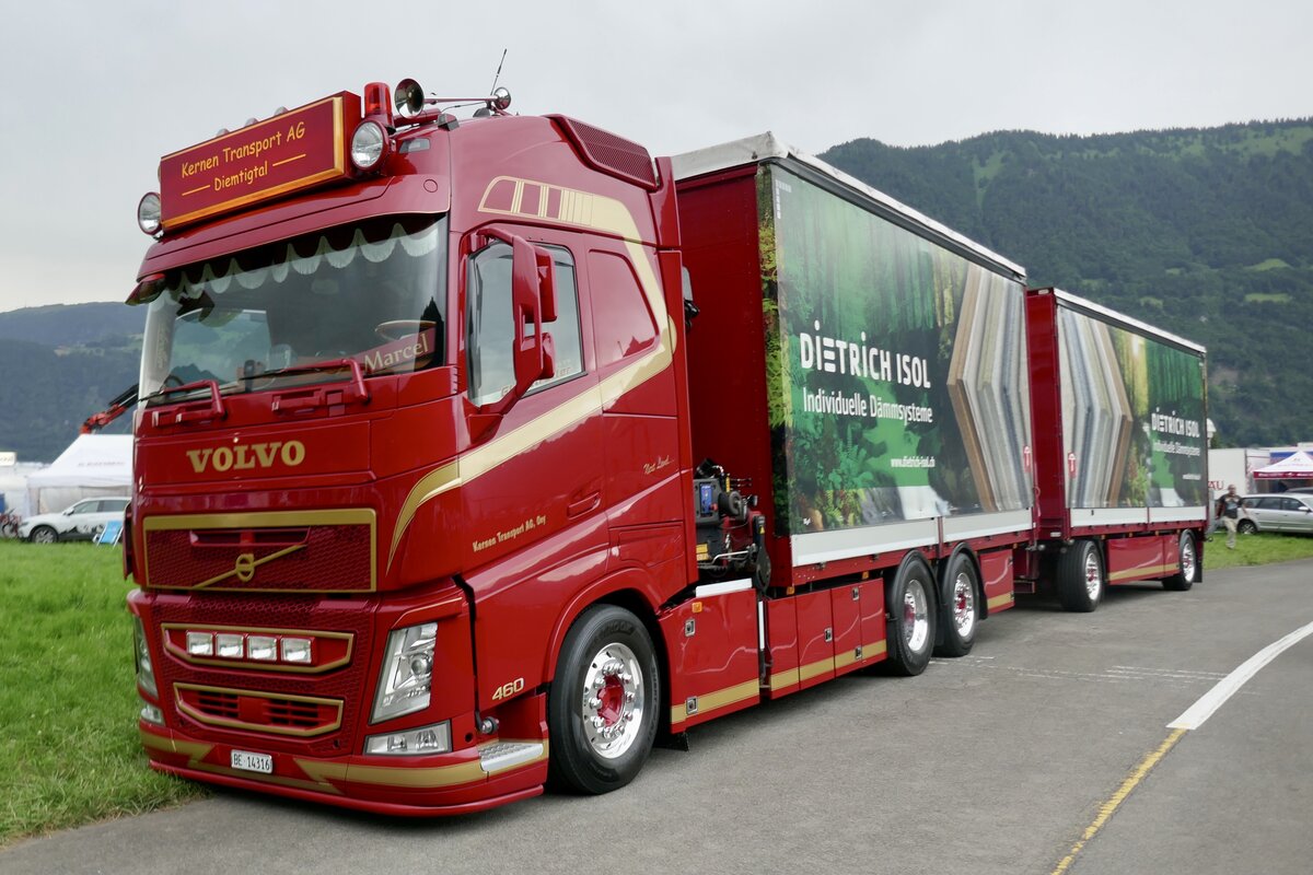 Ein Volvo FH Hängerzug von Kernen Transport der am 29.6.24 beim Trucker Festival in Interlaken steht.