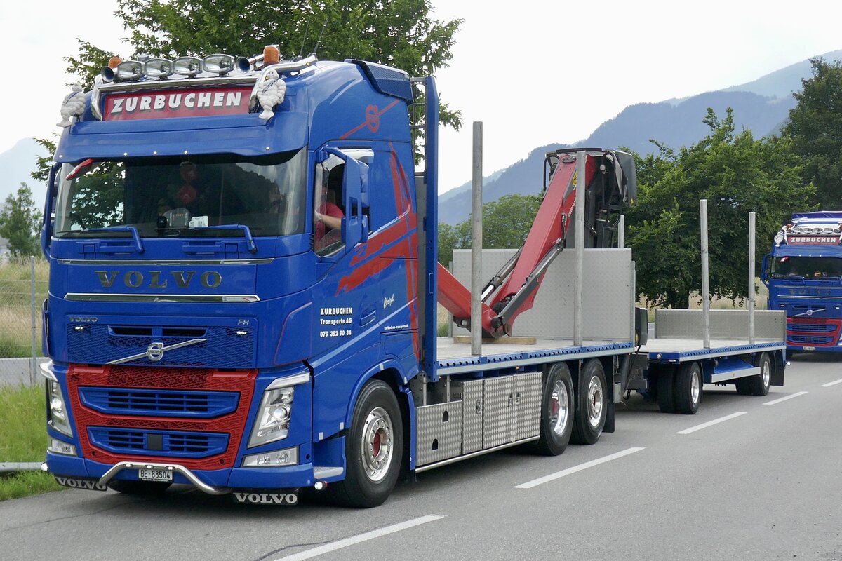 Ein Volvo FH Hängerzug von Zurbuchen Transporte der am 28.6.24 zum Trucker Festival fährt in Bönigen.