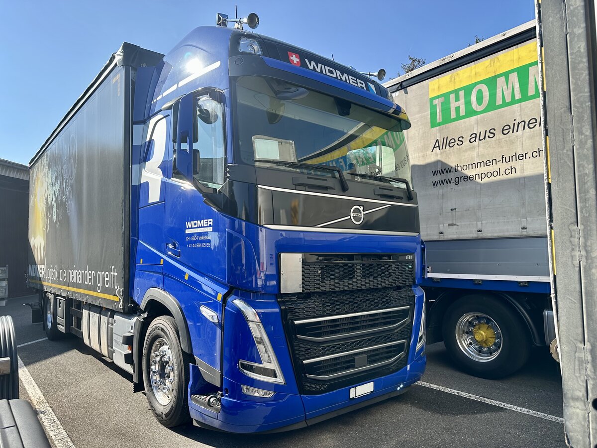 Ein Volvo FH mit Pritschenaufbau von Widmer Transporte der am 21.9.24 beim Truckcenter in Winterthur steht.