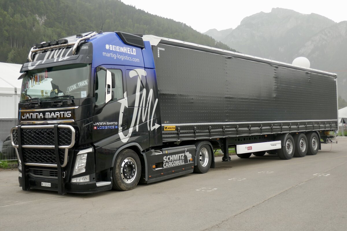 Ein Volvo FH Sattelzug von Janina Martig der am 29.6.24 beim Trucker Festival Interlaken steht.