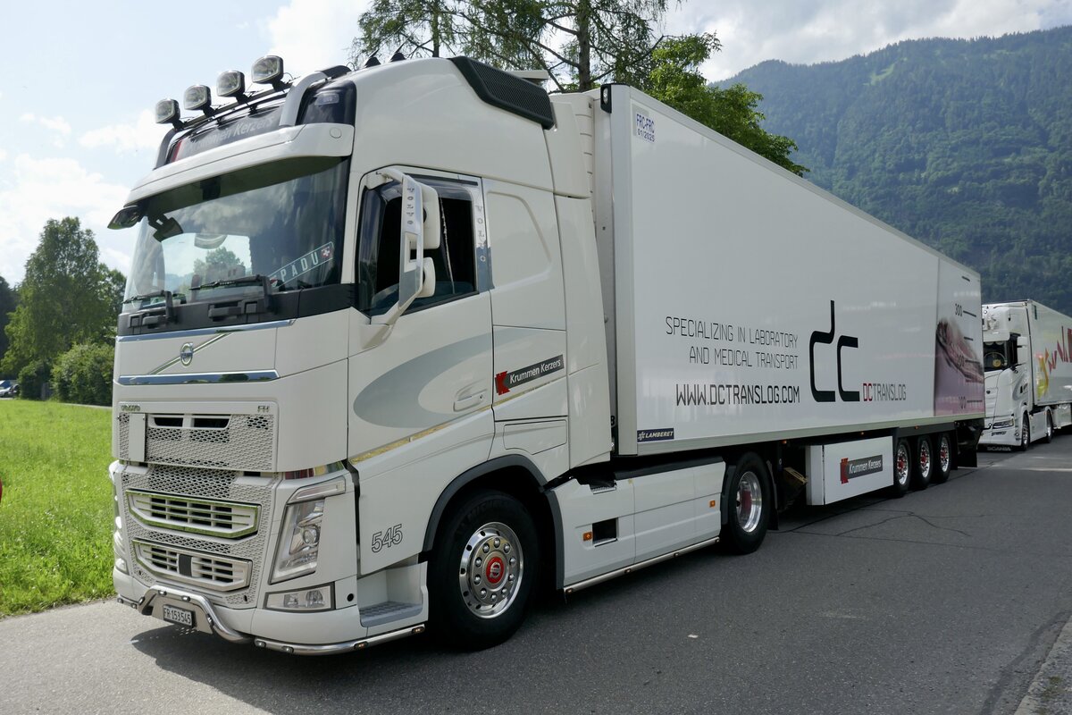 Ein Volvo FH Sattelzug von Krummen Kerzers der am 28.6.24 zum Trucker Festival unterwegs ist in Bönigen.