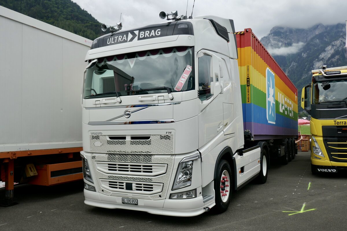 Ein Volvo FH Sattelzug von Ultra > Brag der am 30.6.24 beim Trucker Festival in Interlaken steht.