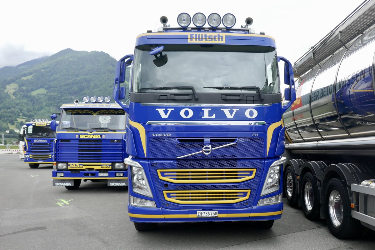 Ein Volvo FH und zwei Scanias von Flütsch die am 30.6.24 beim Trucker Festival in Interlaken stehen.