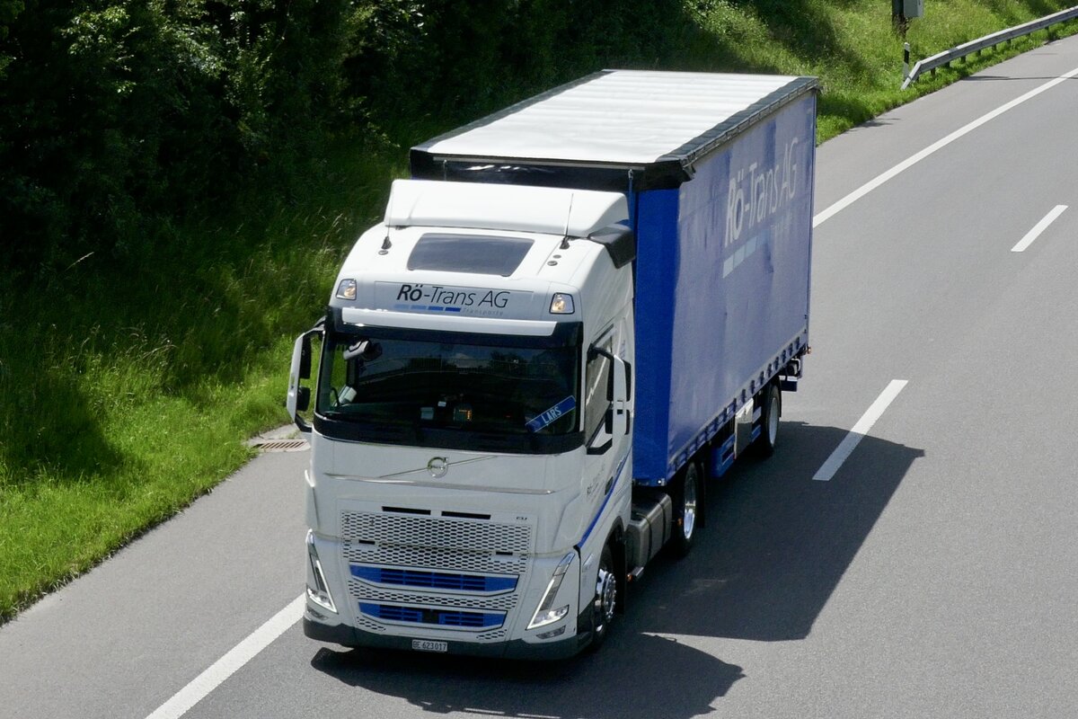 Ein Volvo Sattelzug von Rö-Trans der am 28.6.24 unterwegs zum Trucker Festival ist auf der A8 in Matten b. Interlaken.