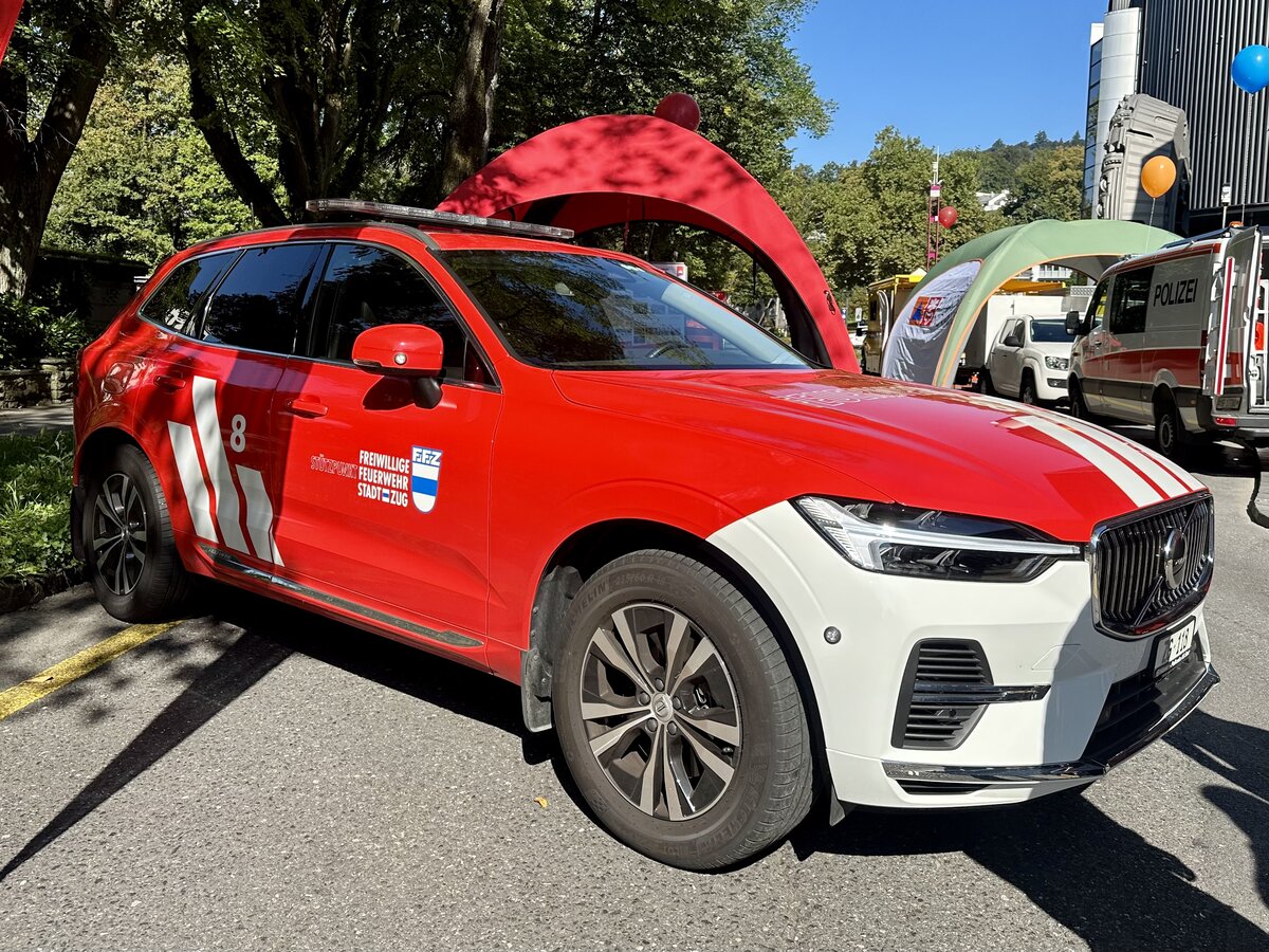 Ein Volvo XC 60 der Freiwilligen Feuerwehr Zug am 20.9.24 bei den Emerceny Days vor dem Verkehrshaus Luzern.