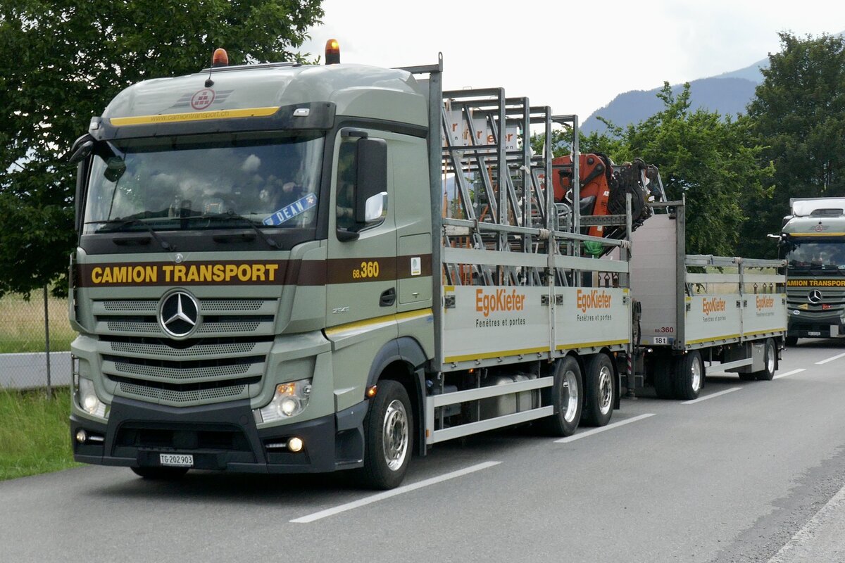 Ein weiterer MB Actros Hängerzug von Camion Transport der am 28.6.24 zum Trucker Festival fährt in Bönigen.