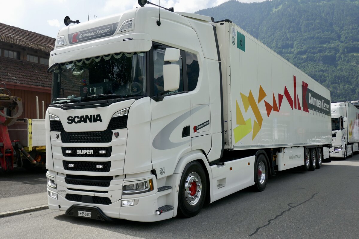 Ein weiterer Scania Sattelzug von Krummen Kerzers der am 28.6.24 in Bönigen wartet zur Weiterfahrt aufs Trucker Festival Gelände.