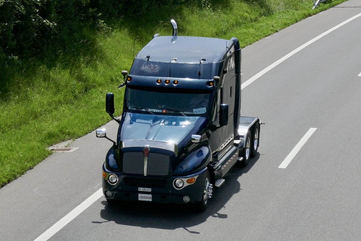 Eine Kenworth Sattelzugmaschine die am 28.6.24 unterwegs zum Trucker Festival ist auf der A8 in Matten b. Interlaken.