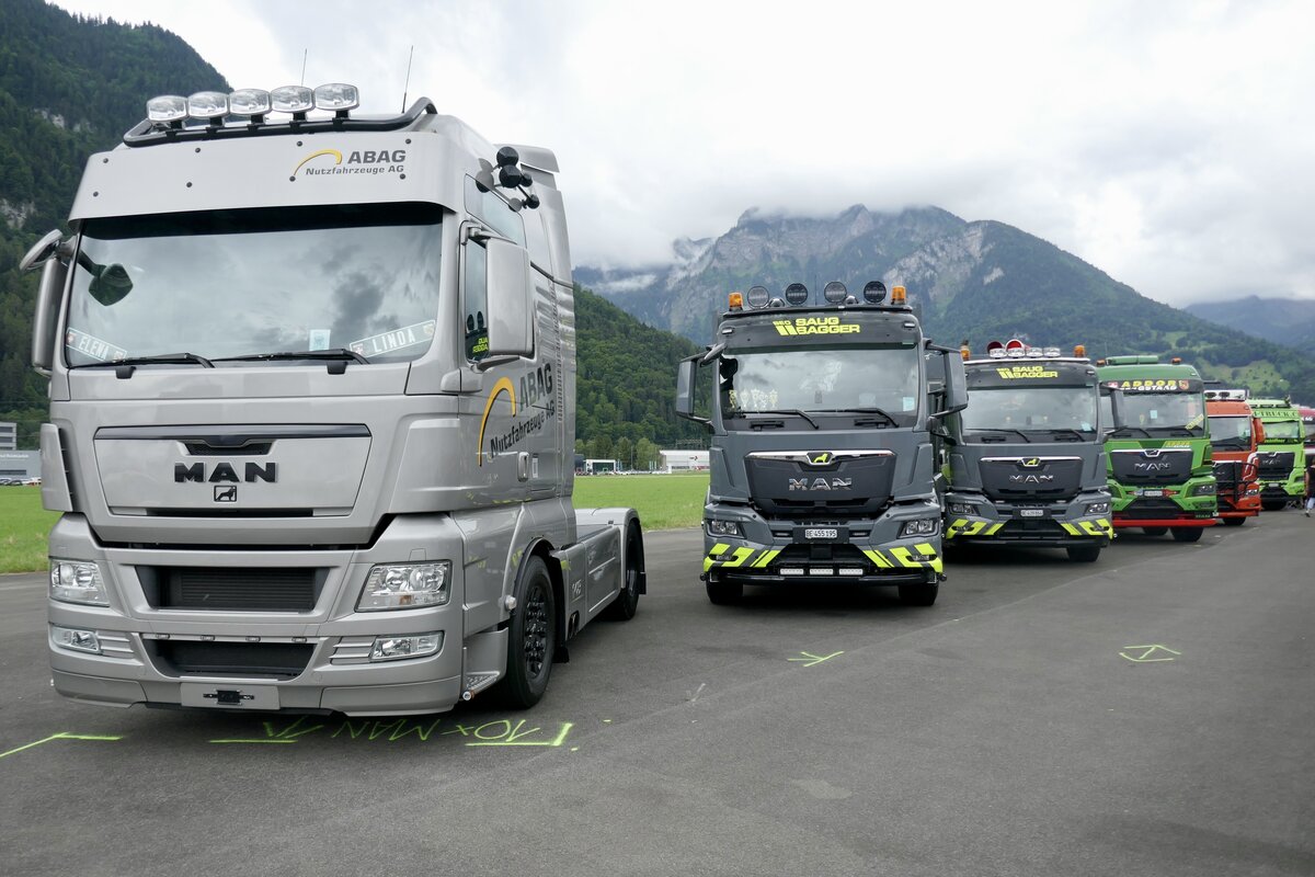 Eine MAN Zugmaschine von ABAG Nutzfahrzeuge und mehrere MAN von BEO Saugbagger und Addor Gstaad die am 30.6.24 beim Trucker Festival Interlaken stehen.