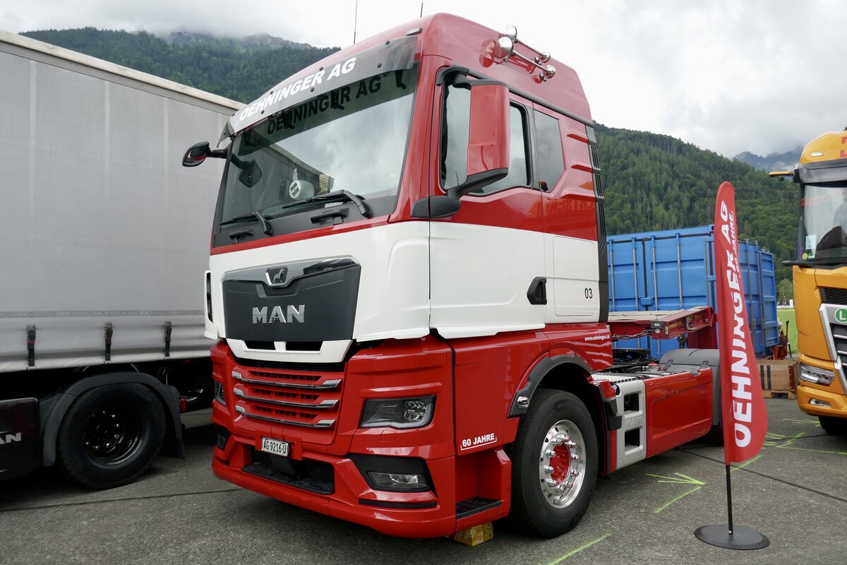 Eine MAN Zugmaschine von Oehninger AG die am 30.6.24 beim Trucker Festival Interlaken steht.