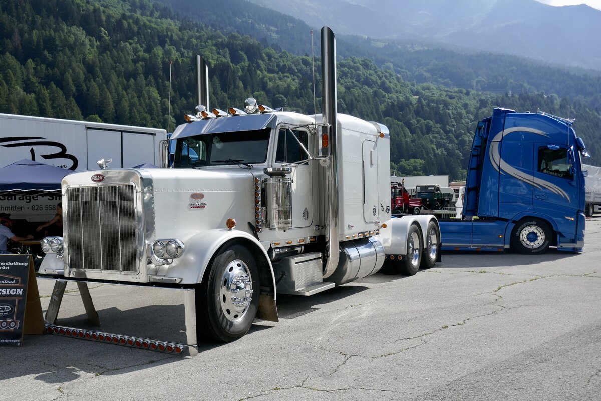 Eine Peterbilt Zugmaschine die am 14.7.24 beim Trucker Treffen in Ambri steht.