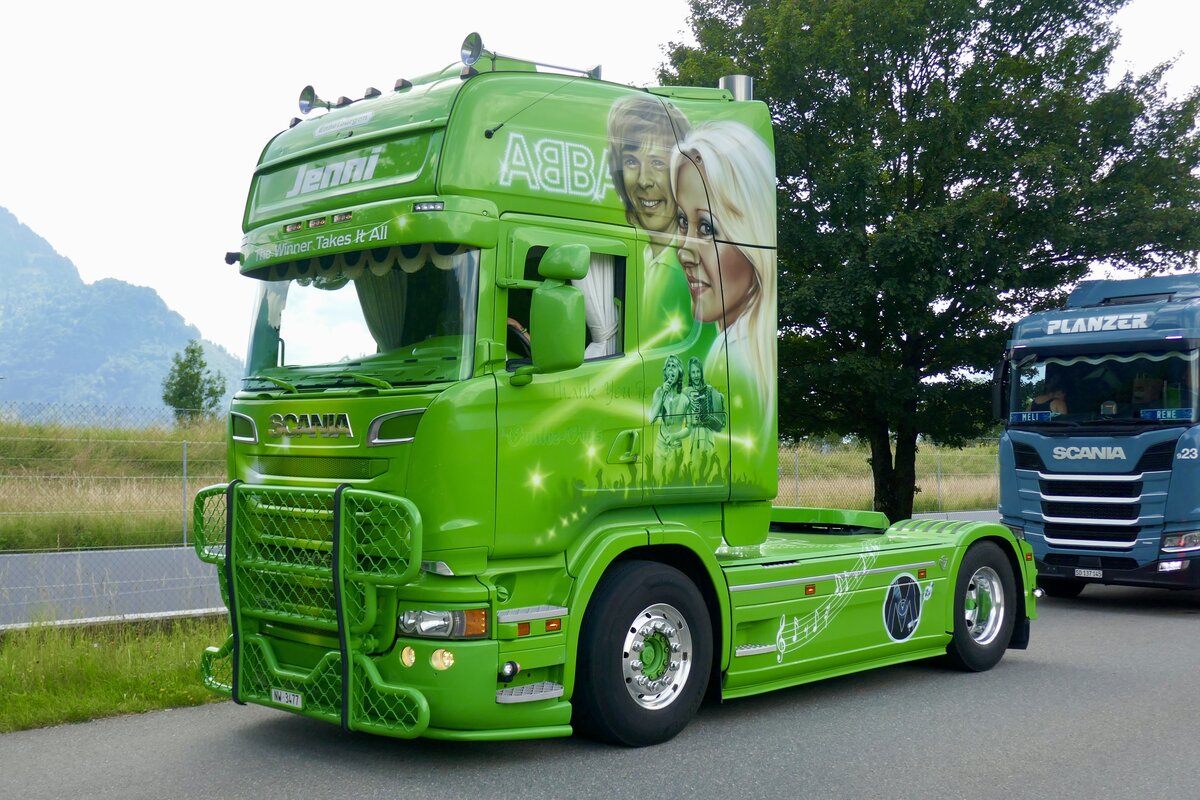 Eine Scania Zugmaschine von Jenni (ex. Müller Ermensee) in einem ABBA Design der zum Trucker Festival fährt am 28.6.24 in Bönigen.