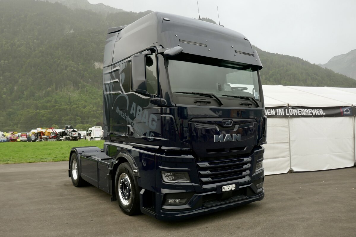 Eine schwarze MAN Zugmaschine die am 29.6.24 beim Trucker Festival in Interlaken steht.