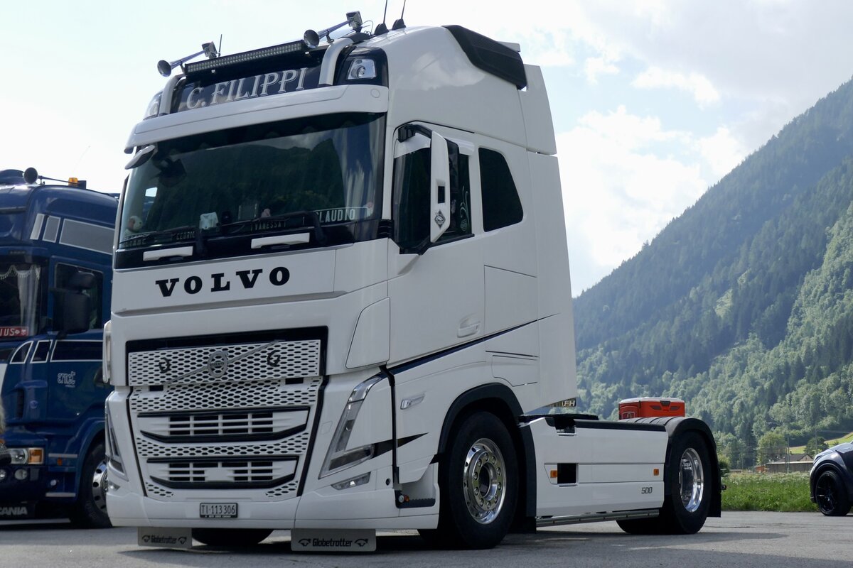 Eine Volvo FH Zugmaschine die am 14.7.24 beim Trucker Treffen in Ambri steht.