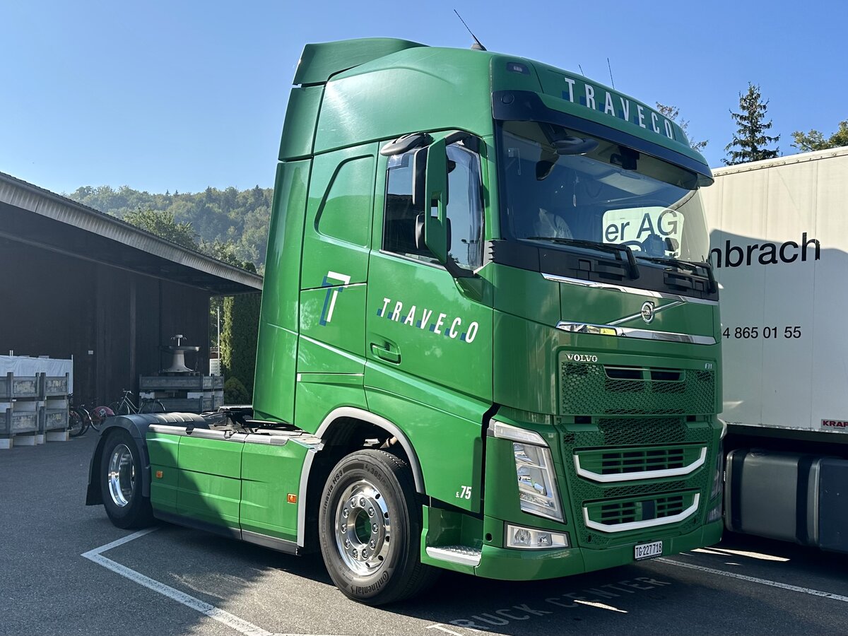 Eine Volvo FH Zugmaschine von Traveco die am 21.9.24 beim Truckcenter in Winterthur steht.