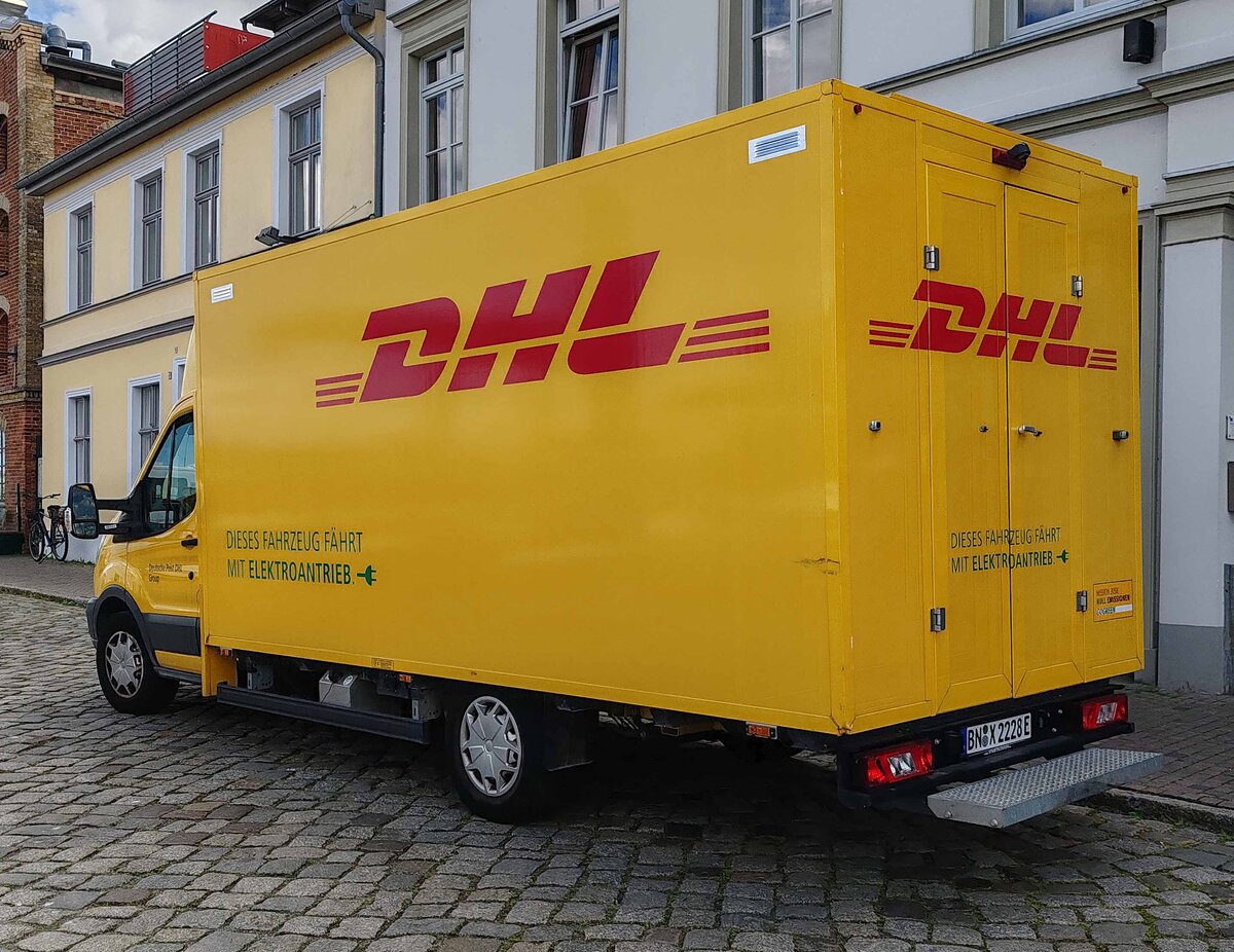 =Elektrozustellfahrzeug von DHL steht in Stralsund im Juni 2024