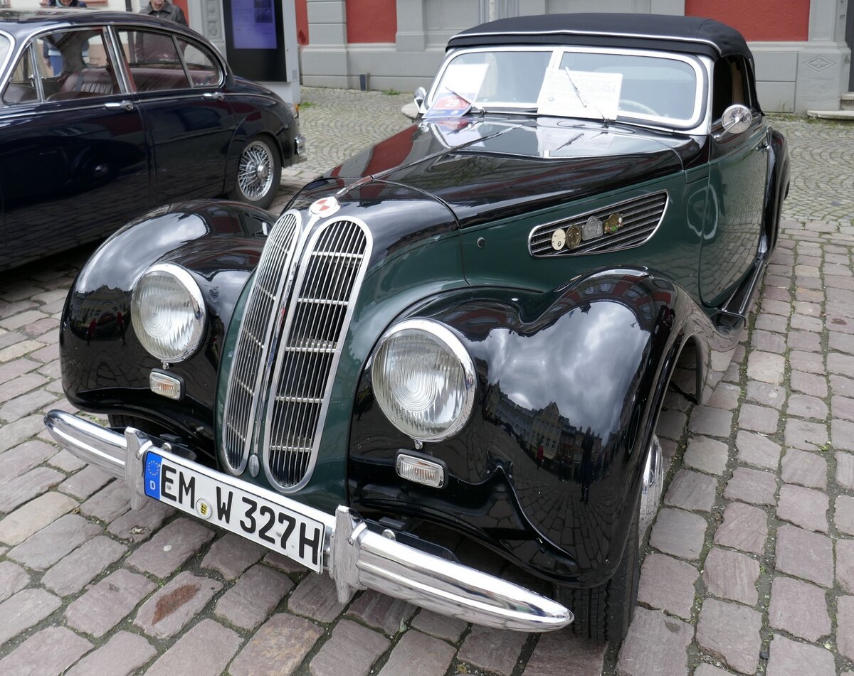 EMW 327, von der  DDR  in Eisenach gebauter PKW auf Basis des BMW von 1939, hier als Cabrio, Baujahr 1953, 6-Zyl.Ottomotor, 2000CCm, 55PS, Oldtimertreffen Waldkirch 5.Mai 2024 