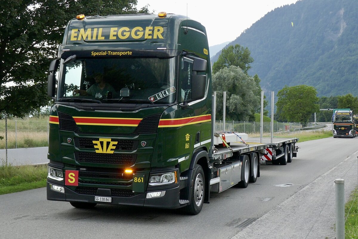 En Scania Hängerzug von Emil Egger der am 28.6.24 zum Trucker Festival fährt in Bönigen.