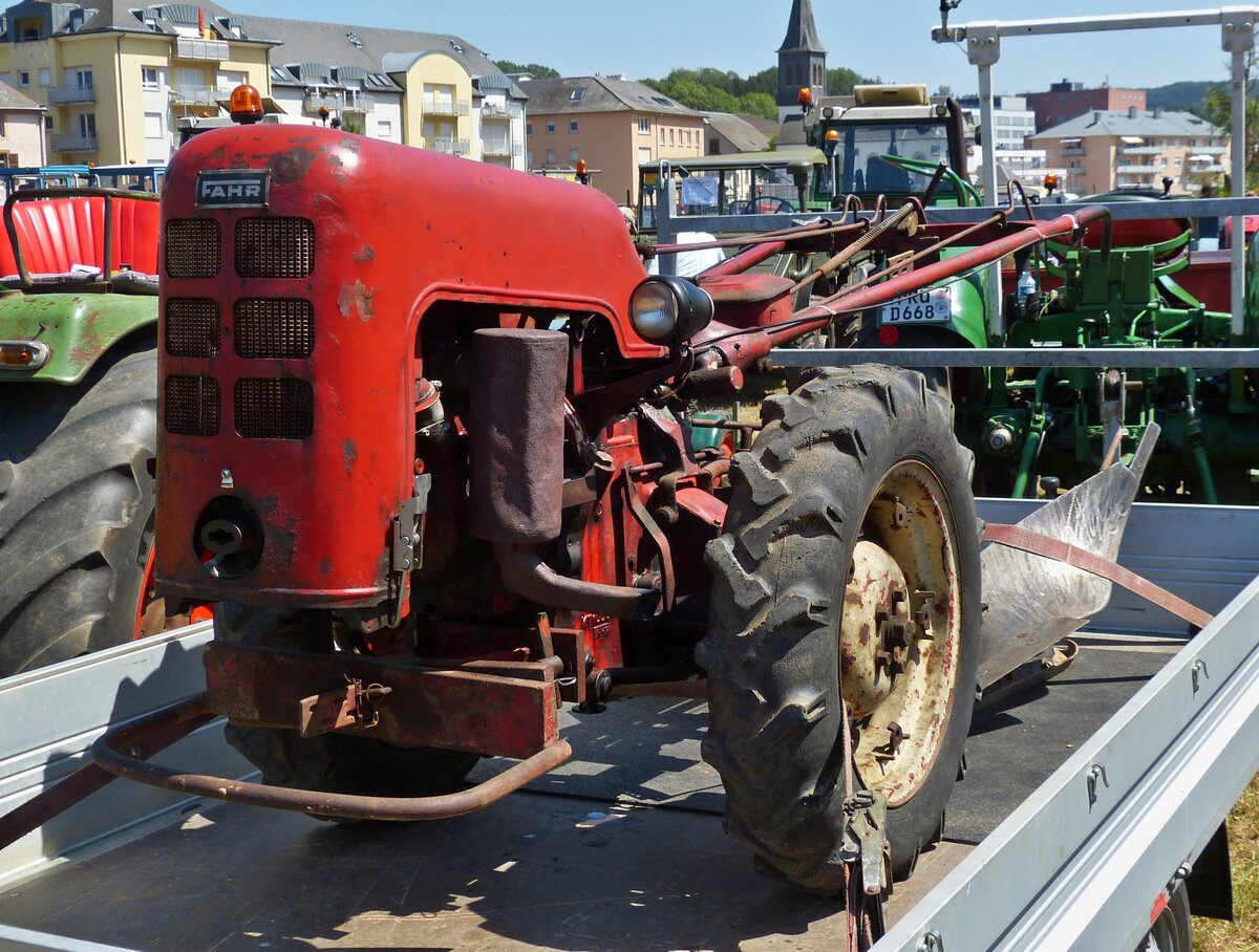  Fahr Einachser Traktor mit Pflug, stand auf einem Hänger beim Oldtimertreffen in Waarken. 24.07.2022