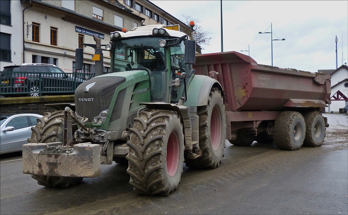  Fendt 828 Vario mit Kempe Kipper aufgenommen beim verlassen einer Baustelle.  07.11.2015