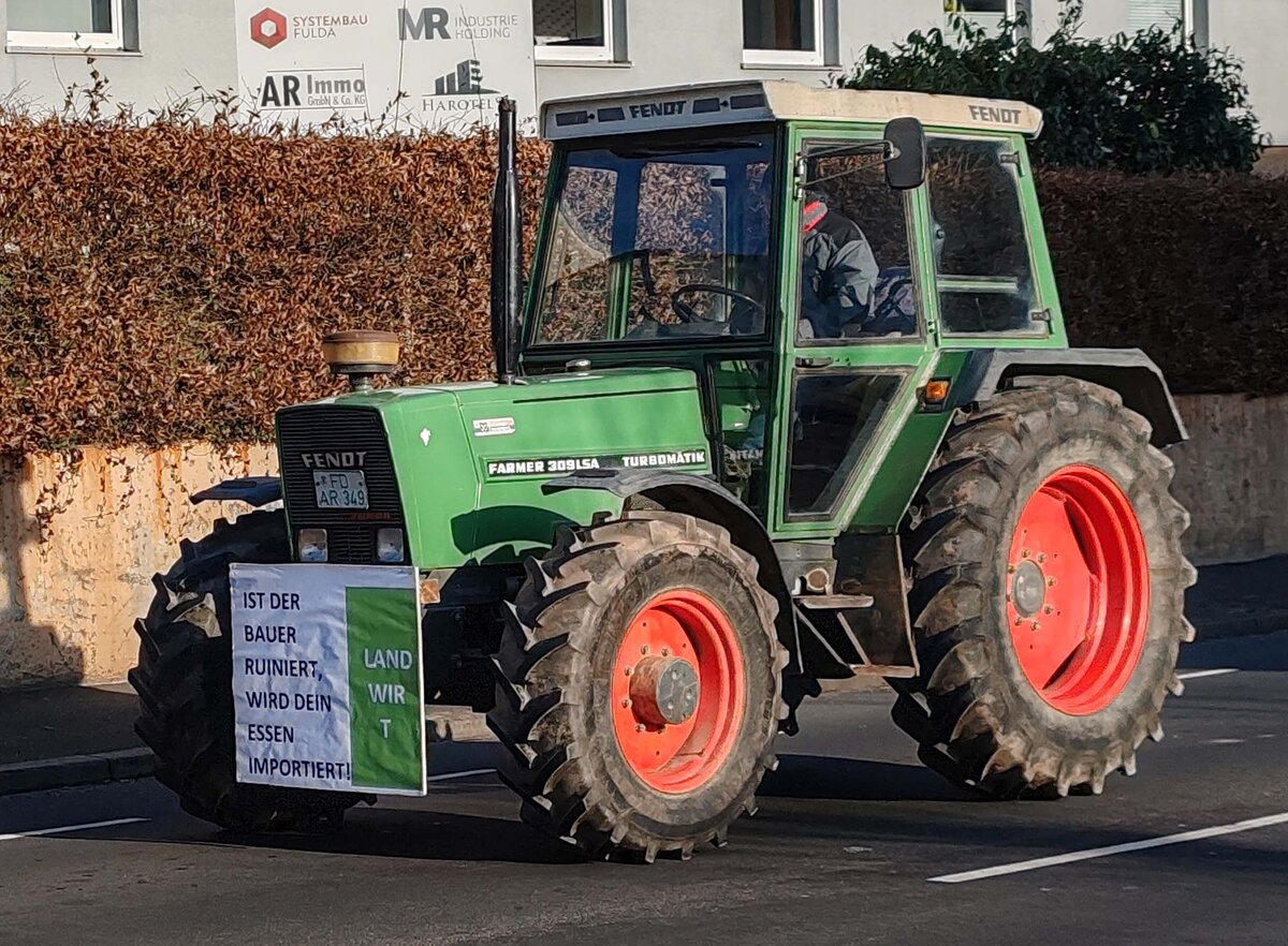 =Fendt Farmer 309 LSA ist unterwegs in Fulda bei einer der vielen bundesweiten Bauerndemos im Januar 2024