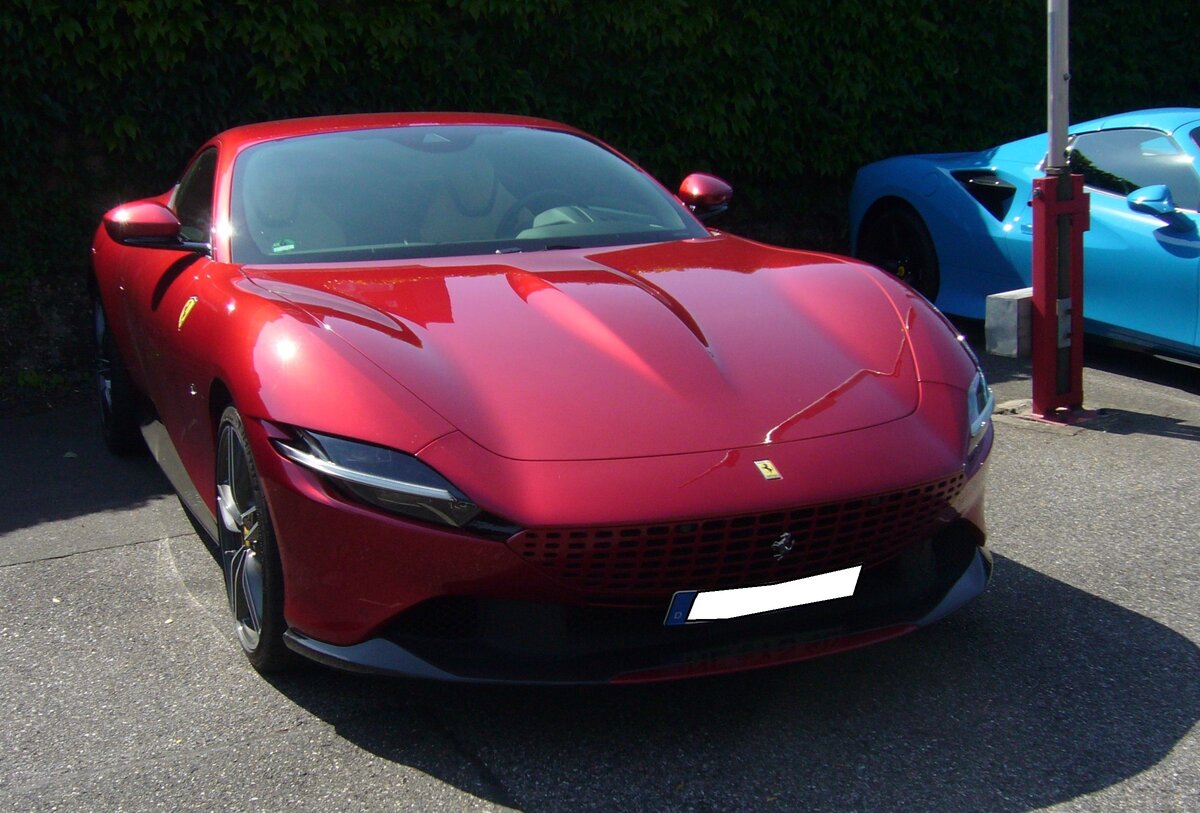 Ferrari 612 Scaglietti im Farbton rosso mugello. Der 612´er wurde 2004 als Nachfolger des 2+2 Coupe´s 456 vorgestellt. Der Luxus ein solches Coupe sein eigen nennen zu können kostete damals mindestens € 268.300,00. Der vorn verbaute V12-Motor hat einen Hubraum von 5748 cm³ und leistet 540 PS. Die Höchstgeschwindigkeit gab das Werk in Maranello mit 320 km/h an. Besucherparkplatz der Düsseldorfer Classic Remise am 27.08.2024.