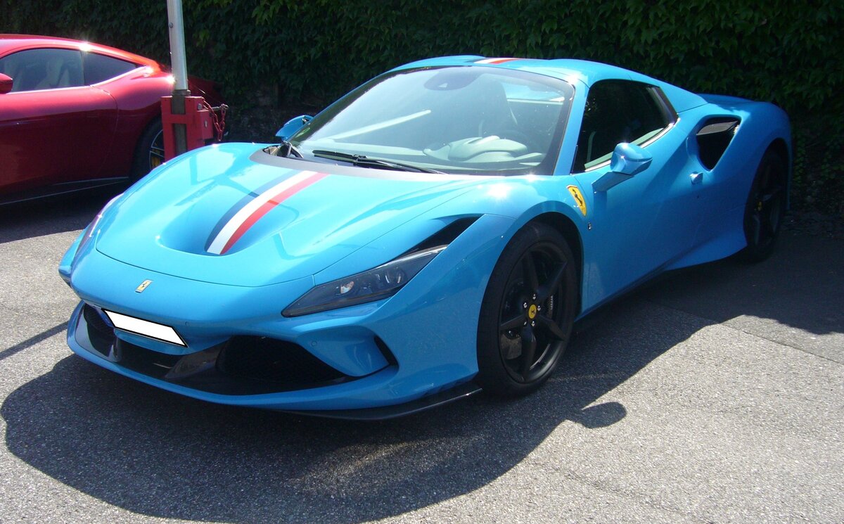 Ferrari F8 Spider mit einer Erstzulassung aus März 2022. Das Auto ist im Farbton azzurro lechler lackiert und zusätzlich mit den Farben der französischen Tricolore auf der vorderen Haube versehen. Vielleicht eine Hommage an die klassischen Rennwagen mit französischen Rennfahrern? Angetrieben wird der Bolide von einem V8-Motor mit einem Hubraum von 3902 cm³ und einer Leistung von 721 PS. Besucherparkplatz der Düsseldorfer Classic Remise am 27.08.2024.