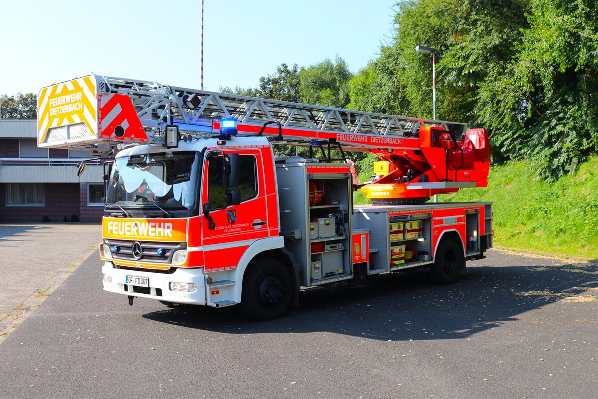 Feuerwehr Dietzenbach Mercedes Benz Atego DLK23/12 (Florian Dietzenbach 4/30-1) am 20.07.24 bei einen Fototermin. Danke für das tolle Shooting
