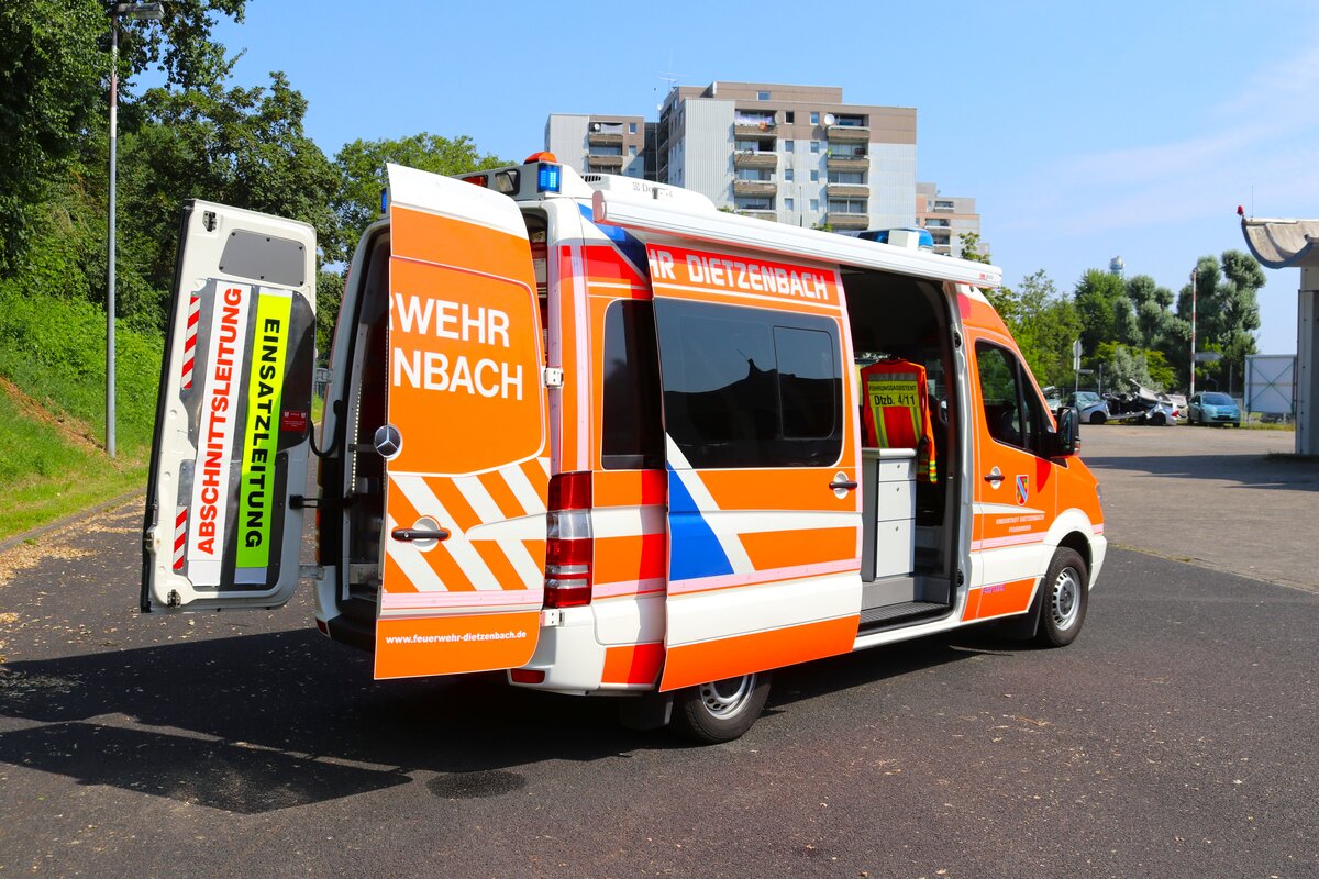 Feuerwehr Dietzenbach Mercedes Benz Sprinter ELW (Florian Dietzenbach 4/11-1) am 20.07.24 bei einen Fototermin. Danke für das tolle Shooting