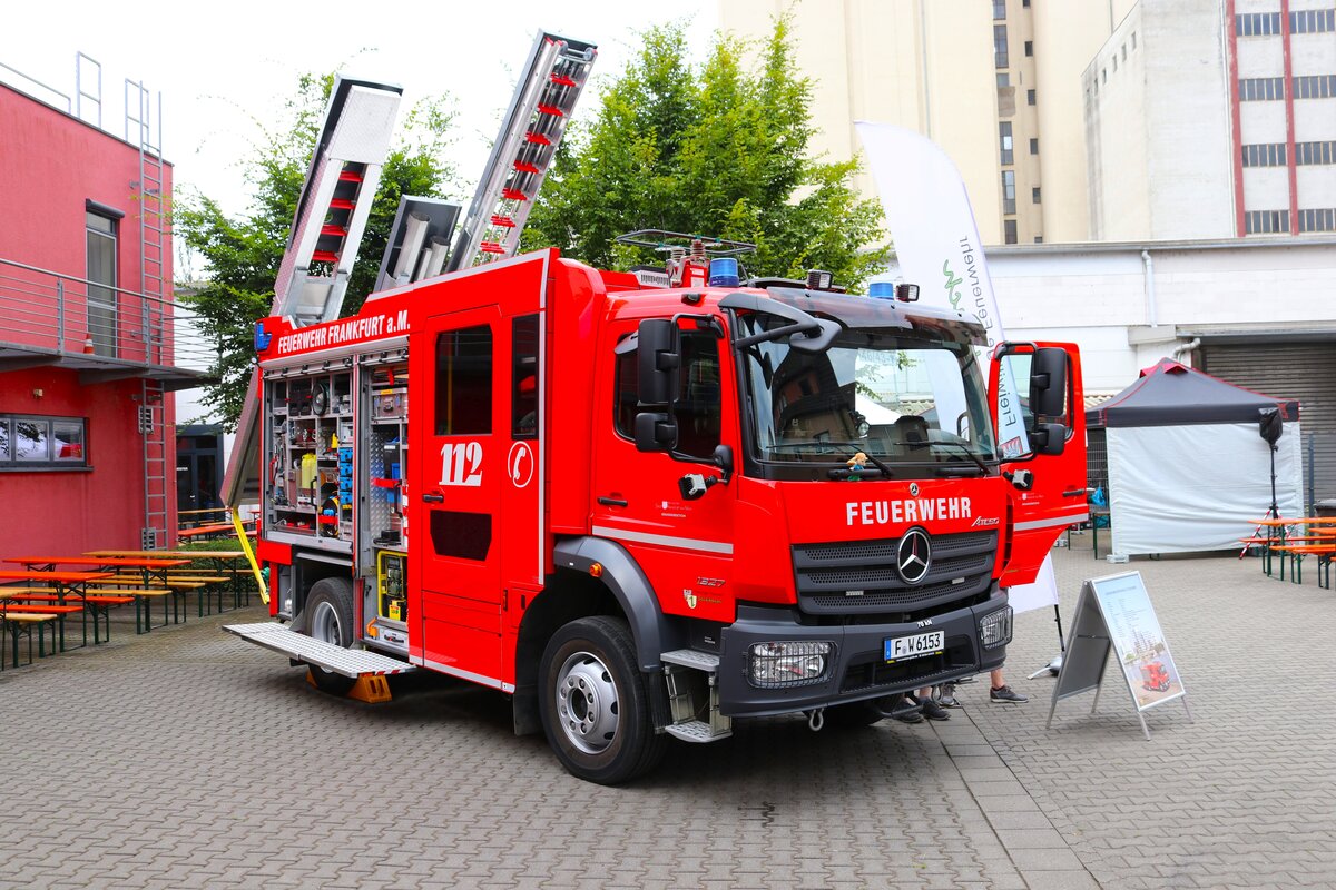 Feuerwehr Frankfurt am Main Mercedes Benz Atego LF10 Kompakt (Florian Frankfurt 46/43-1) am 21.07.24 in Frankfurt am Main beim Tag der offenen Tür der Wache 40