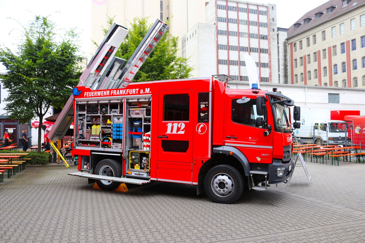 Feuerwehr Frankfurt am Main Mercedes Benz Atego LF10 Kompakt (Florian Frankfurt 46/43-1) am 21.07.24 in Frankfurt am Main beim Tag der offenen Tür der Wache 40