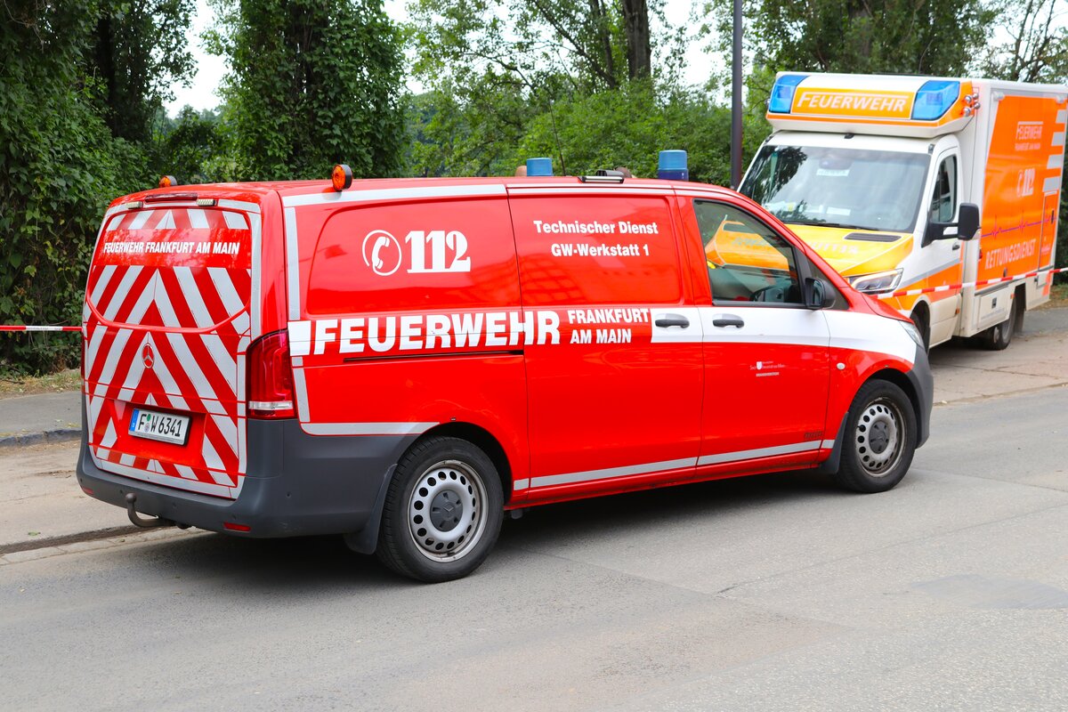 Feuerwehr Frankfurt am Main Mercedes Benz Vito Technischer Dienst am 21.07.24 in Frankfurt am Main beim Tag der offenen Tür der Wache 40