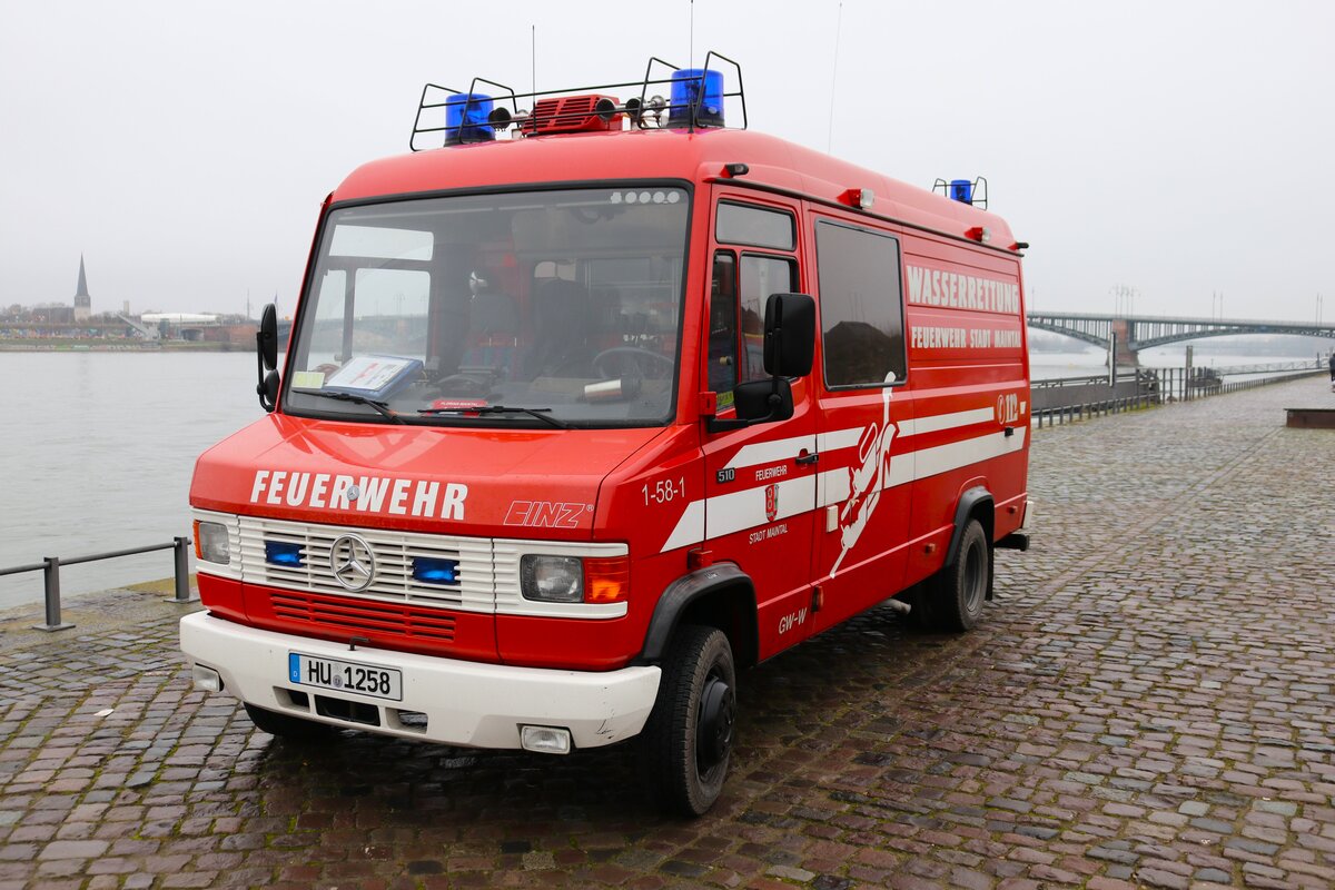 Feuerwehr Maintal Mercedes Benz Vario GW-Wasserrettung am 31.12.24 beim Silvesterschwimmen in Mainz