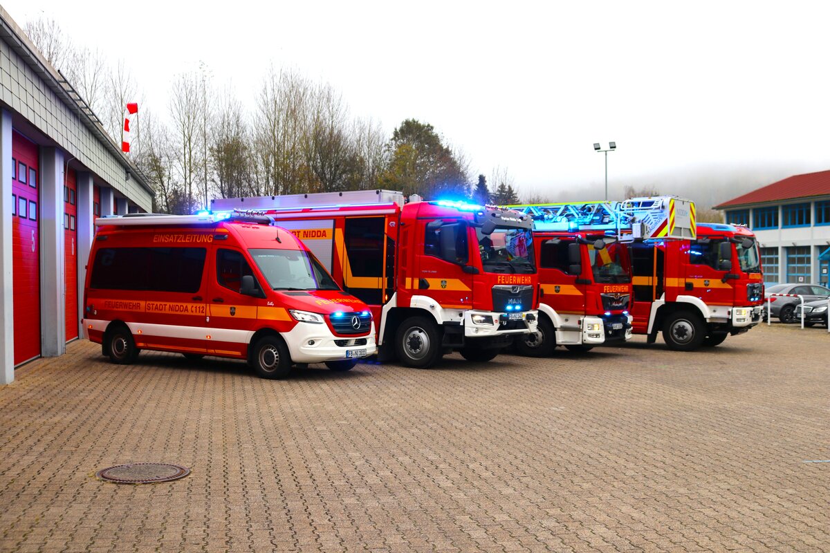 Feuerwehr Nidda Löschzug mit Mercedes Benz Sprinter ELW und MAN TGM StlF+DLK+HLF am 10.11.24 bei einen Fototermin. Danke für das tolle Shooting