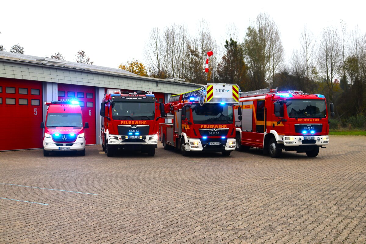 Feuerwehr Nidda Löschzug mit Mercedes Benz Sprinter ELW und MAN TGM StlF+DLK+HLF am 10.11.24 bei einen Fototermin. Danke für das tolle Shooting