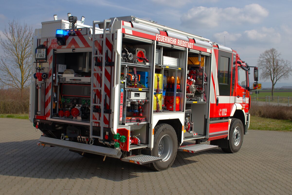 Feuerwehr Riedstadt Leeheim Mercedes Benz Atego LF10 (Florian Riedstadt 4/43) am 15.03.25 bei einen Fototermin. Danke für das tolle Shooting