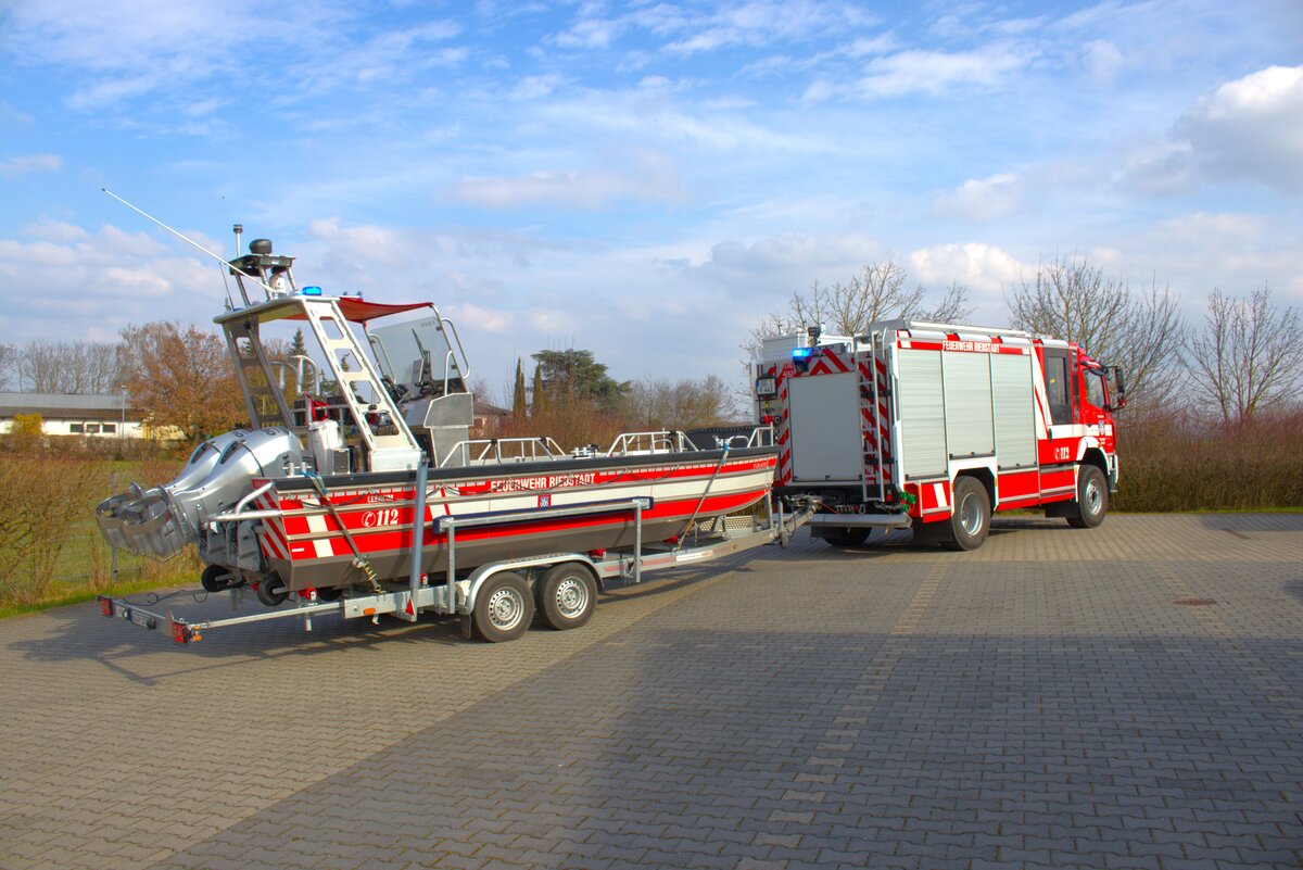 Feuerwehr Riedstadt Leeheim Mercedes Benz Atego LF10 (Florian Riedstadt 4/43) mit Rettungsboot am 15.03.25 bei einen Fototermin. Danke für das tolle Shooting