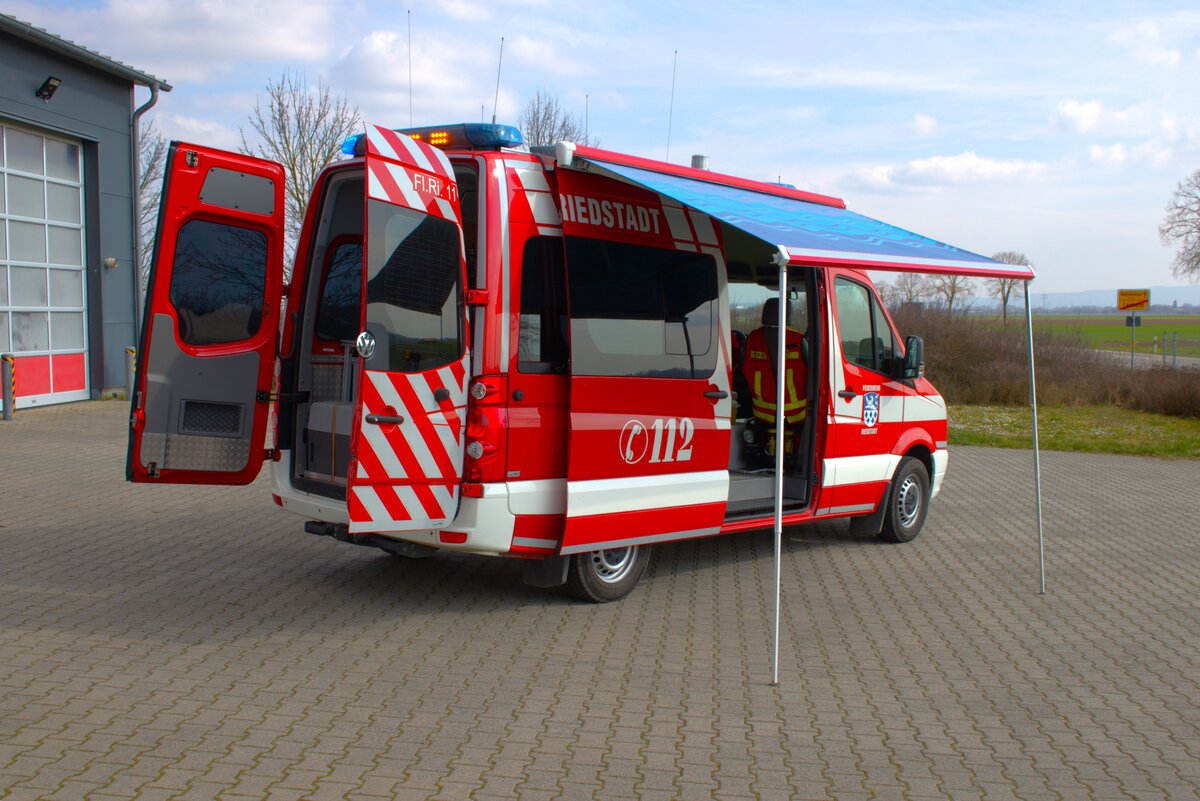 Feuerwehr Riedstadt Leeheim VW Crafter ELW (Florian Riedstadt 11) am 15.03.25 bei einen Fototermin. Danke für das tolle Shooting