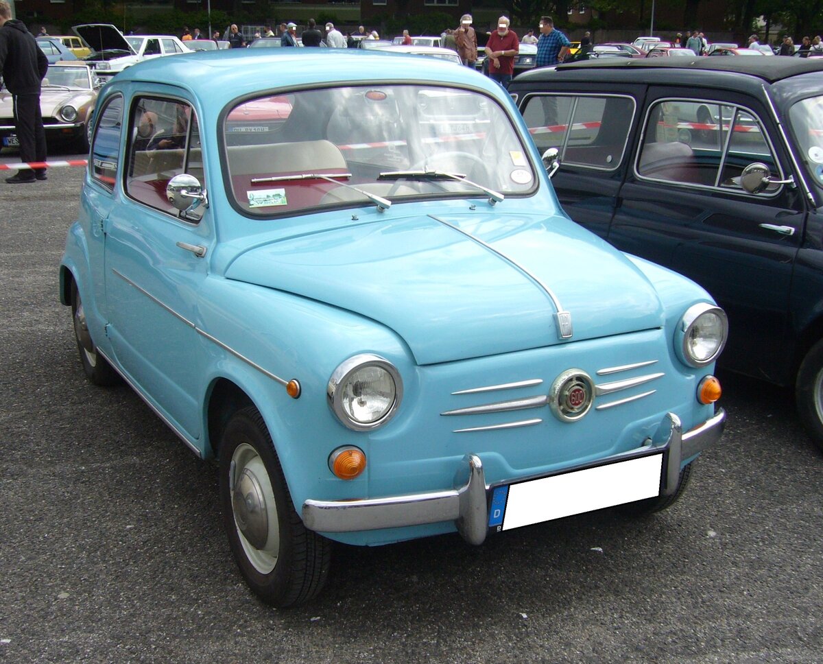 Fiat 600 Berlina, auch  Seicento  genannt, aus dem Modelljahr 1956. Das Modell war im Jahr davor auf den Markt gekommen. Der im Heck verbaute Vierzylinderreihenmotor hat einen Hubraum von 633 cm³ und leistet 28,5 PS. Das reichte für eine Höchstgeschwindigkeit von 110 km/h. Dieses Modell trug wesentlich zur Massenmotorisierung Italiens in den so genannten Wirtschaftswunderjahren bei.  Forza Italia  = Oldtimertreffen für italienische Fahrzeuge am 30.05.2024 an Mo´s Bikertreff in Krefeld.