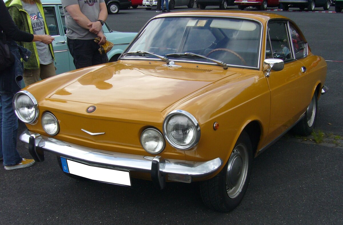 Fiat 850 Sport Coupe, produziert in den Jahren von 1968 bis 1972. Das Sport Coupe basierte, auf dem bereits 1965 vorgestellten, 850 Coupe. Beim Sport Coupe wurde die 850´er Maschine auf einen Hubraum von 903 cm³ aufgebohrt, was eine Leistung von 52 PS ergab. Die Höchstgeschwindigkeit liegt bei 145 km/h.  Forza Italia  = Oldtimertreffen für italienische Fahrzeuge am 30.05.2024 an Mo´s Bikertreff in Krefeld.