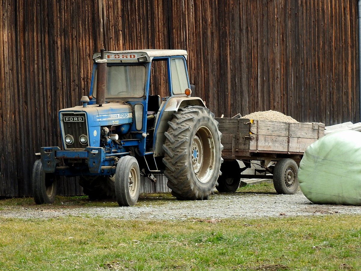 FORD-6600 (58kW; 4388ccm; Produktionszeitraum:1975-81) steht samt beladenen Einachshänger zur Abfahrt bereit; 250228